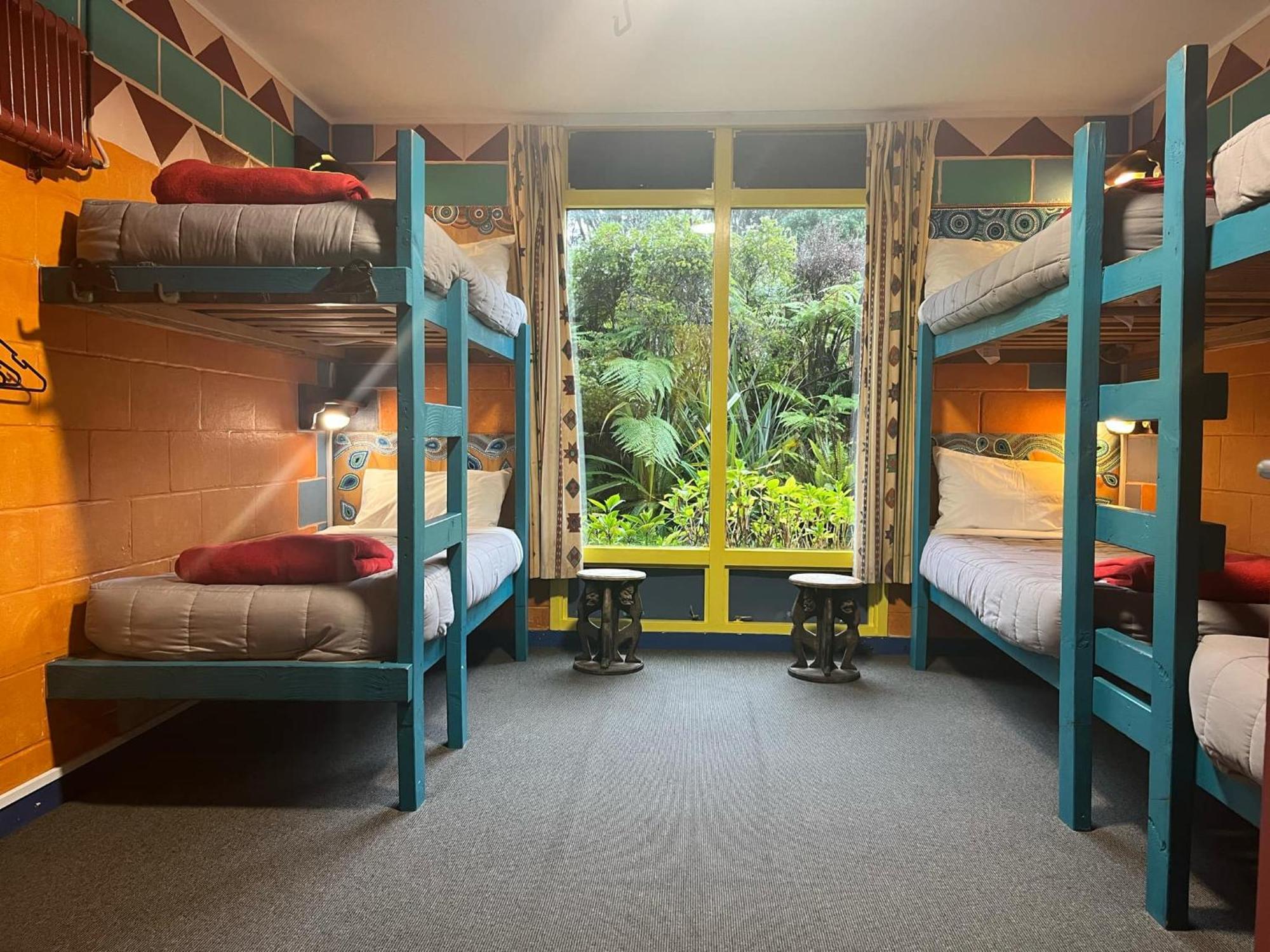 Global Village Travellers Lodge Greymouth Zewnętrze zdjęcie A typical dorm room at a hostel