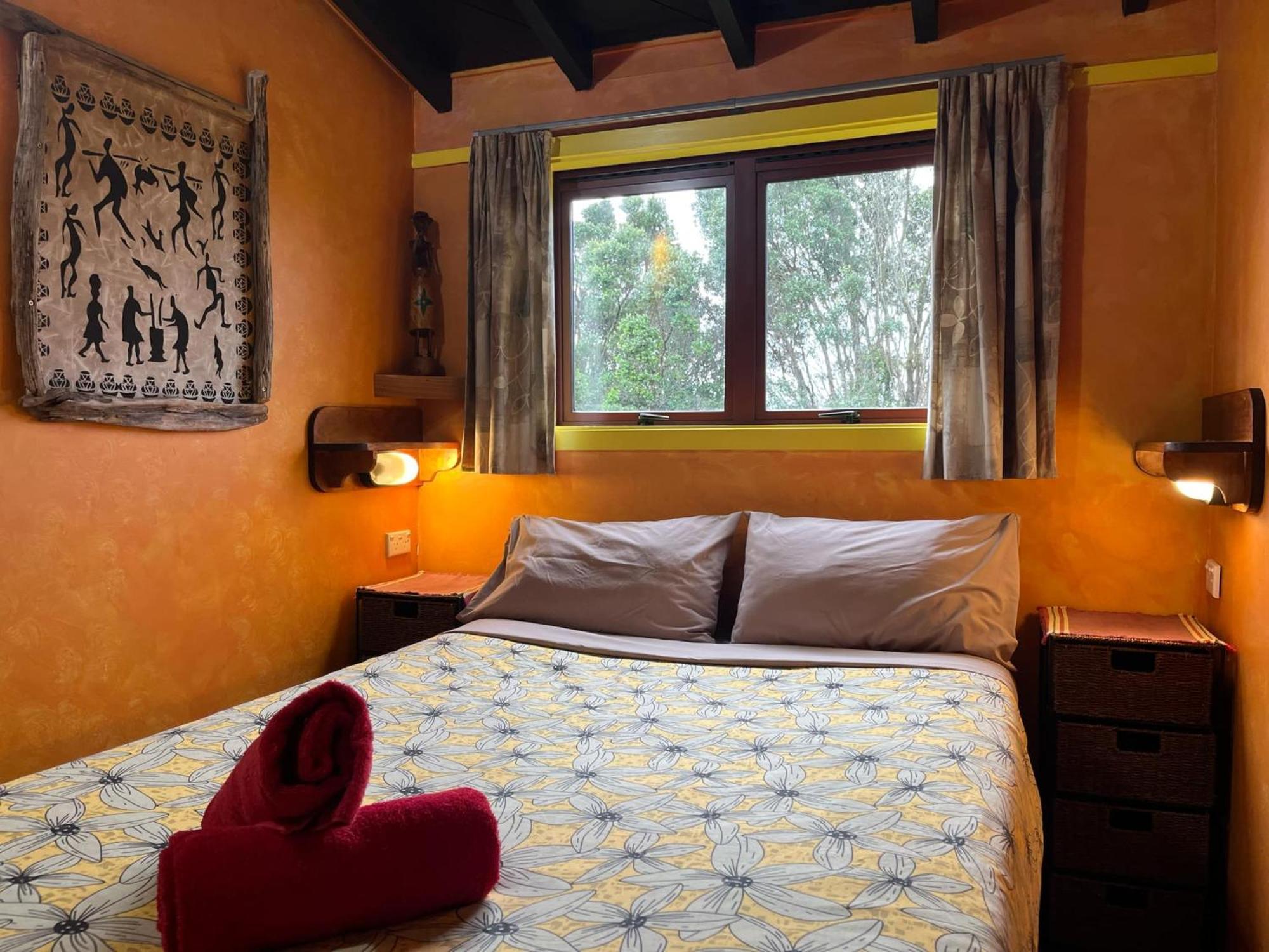 Global Village Travellers Lodge Greymouth Zewnętrze zdjęcie A bedroom at the Treehouse