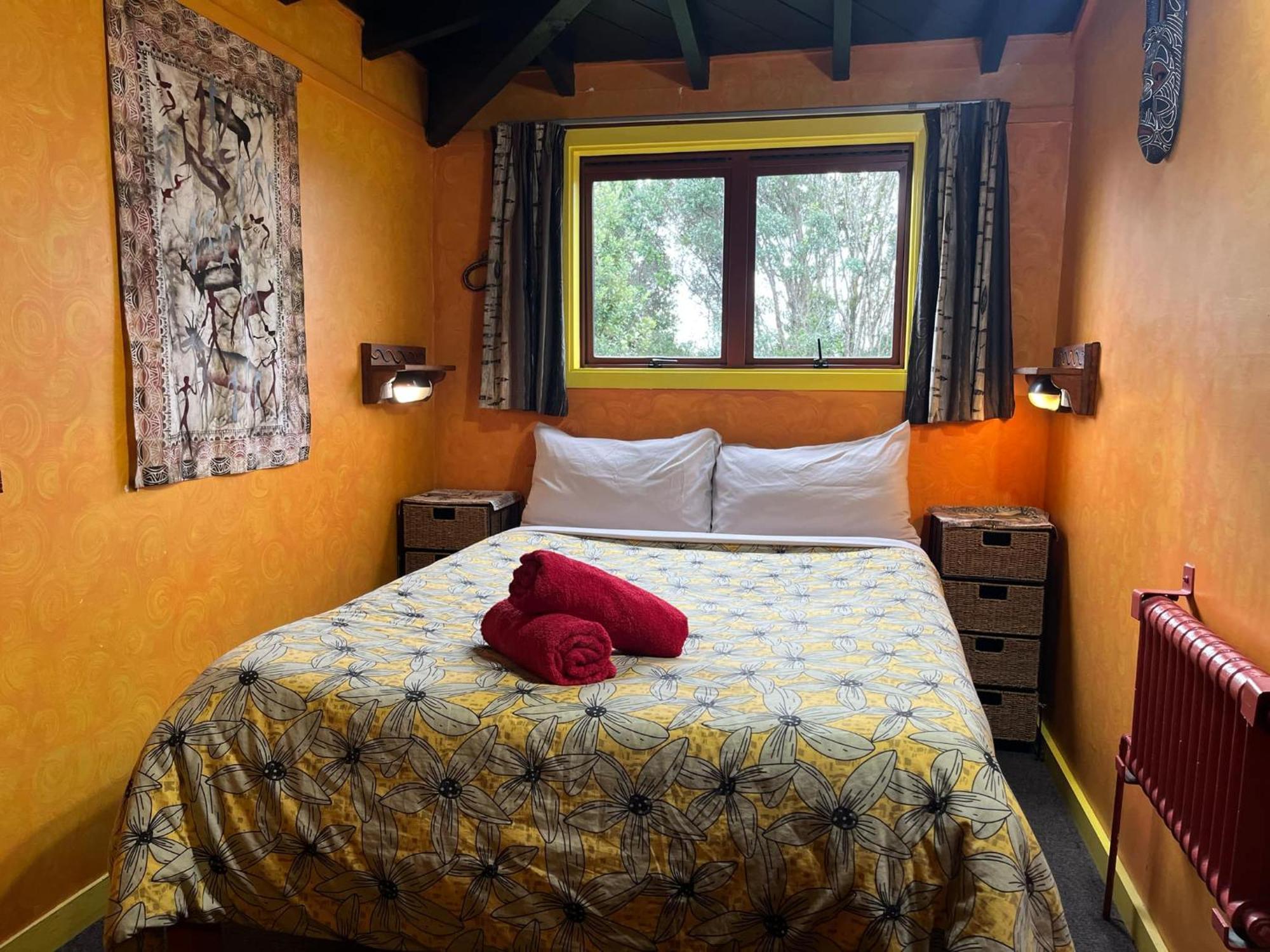 Global Village Travellers Lodge Greymouth Zewnętrze zdjęcie The bedroom of the Treehouse