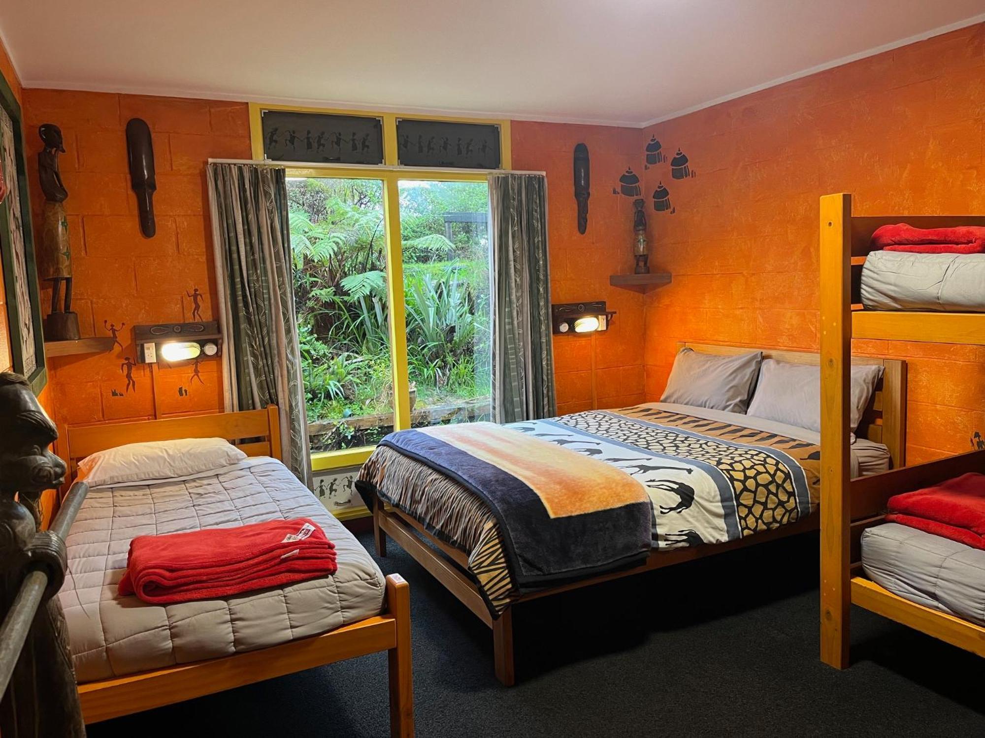 Global Village Travellers Lodge Greymouth Zewnętrze zdjęcie A typical room at the lodge