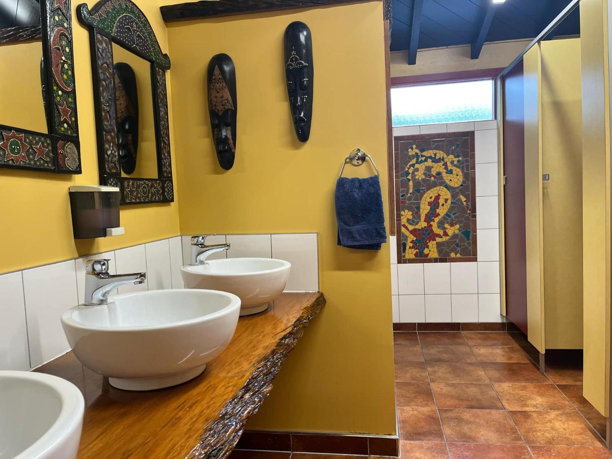 Global Village Travellers Lodge Greymouth Zewnętrze zdjęcie The bathroom at the African House