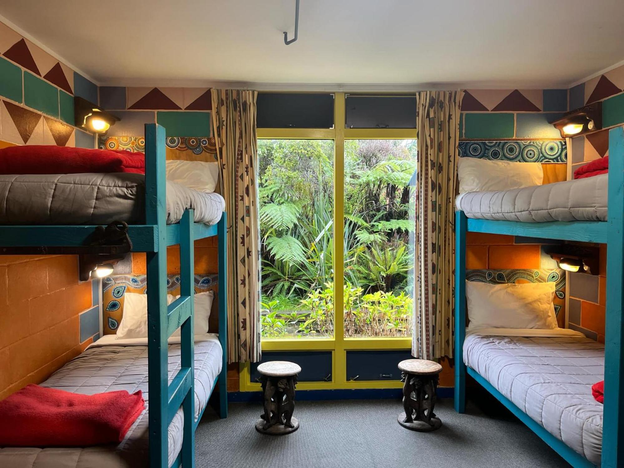 Global Village Travellers Lodge Greymouth Zewnętrze zdjęcie A room at the hostel