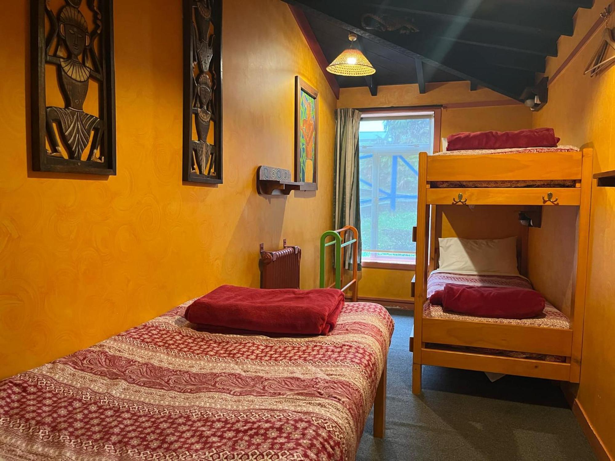 Global Village Travellers Lodge Greymouth Zewnętrze zdjęcie A typical hostel room