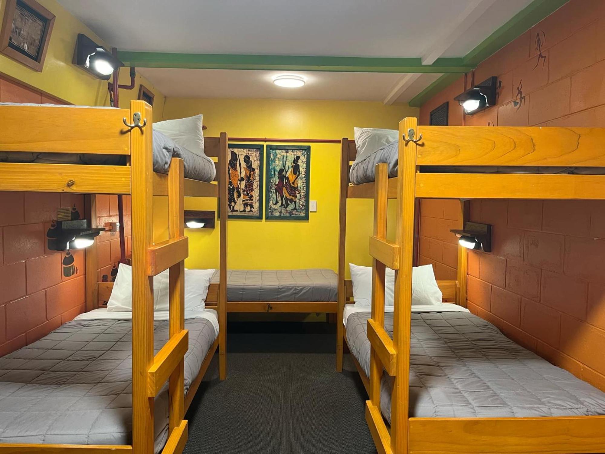 Global Village Travellers Lodge Greymouth Zewnętrze zdjęcie A bunk room at a hostel in New Zealand