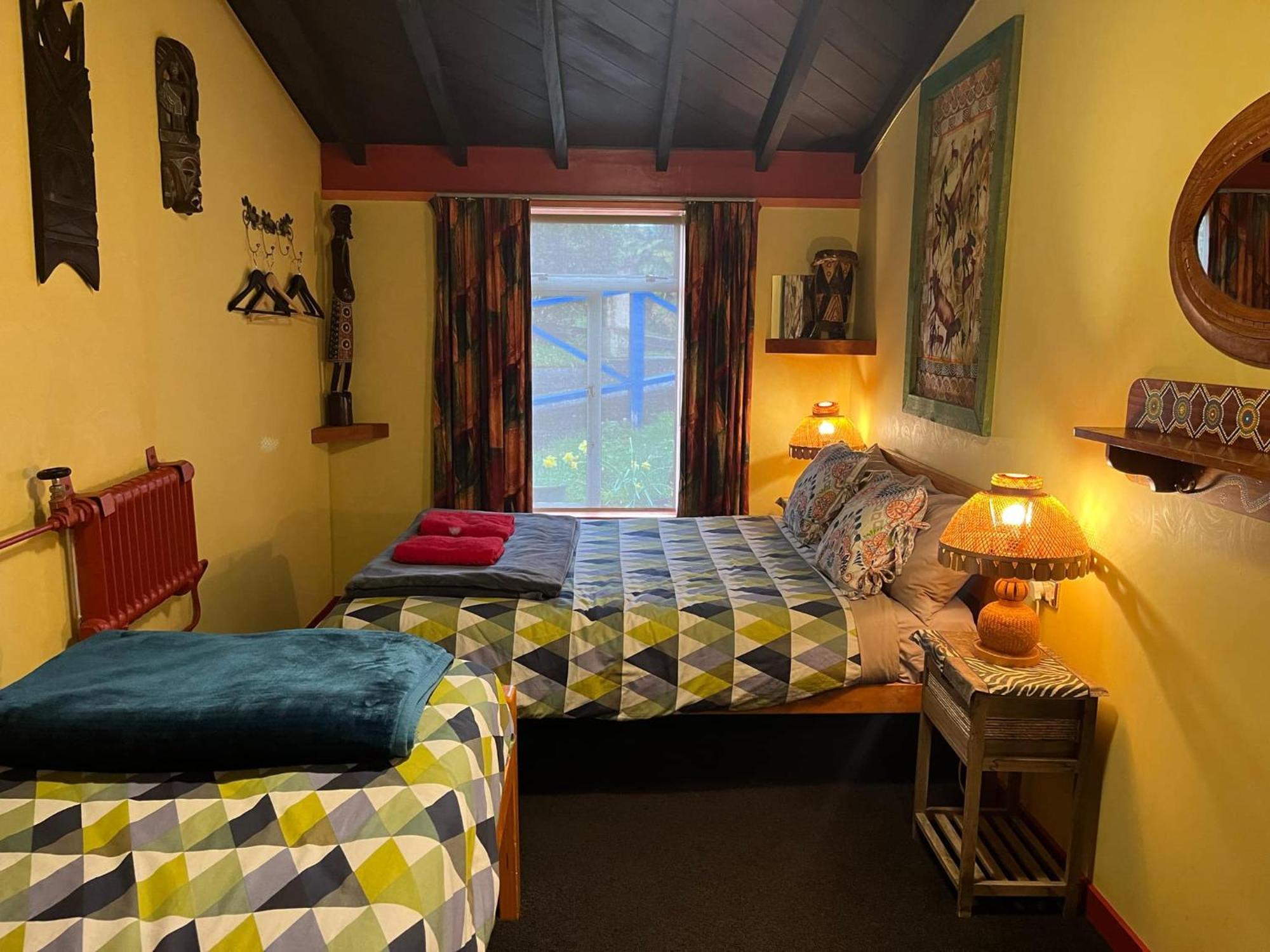 Global Village Travellers Lodge Greymouth Zewnętrze zdjęcie The bedroom at the Old School House