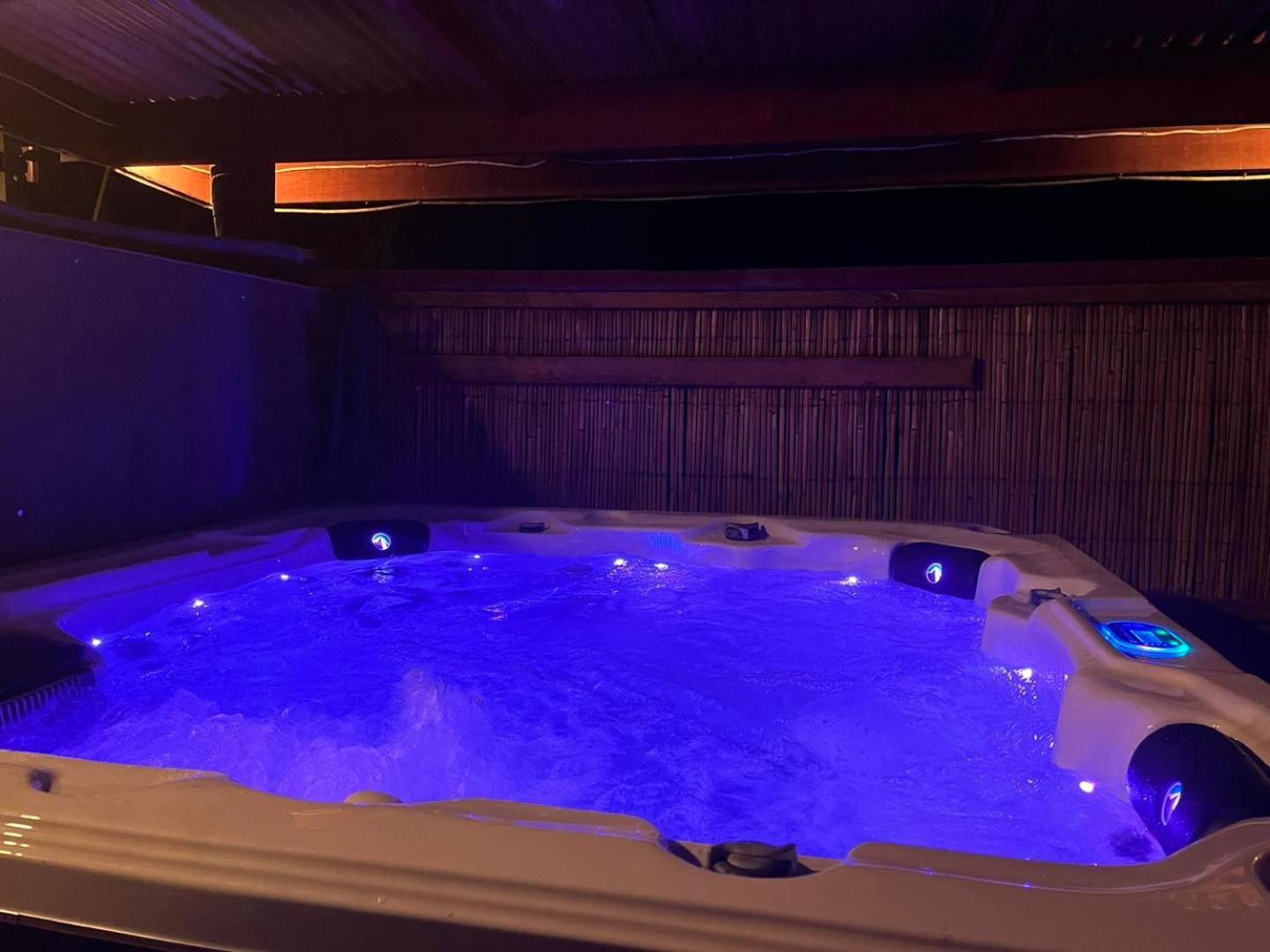 Global Village Travellers Lodge Greymouth Zewnętrze zdjęcie A hot tub with blue lighting