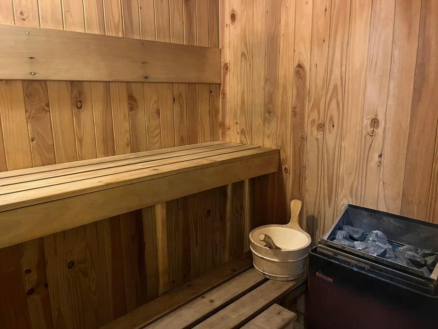 Global Village Travellers Lodge Greymouth Zewnętrze zdjęcie Interior of a Finnish sauna