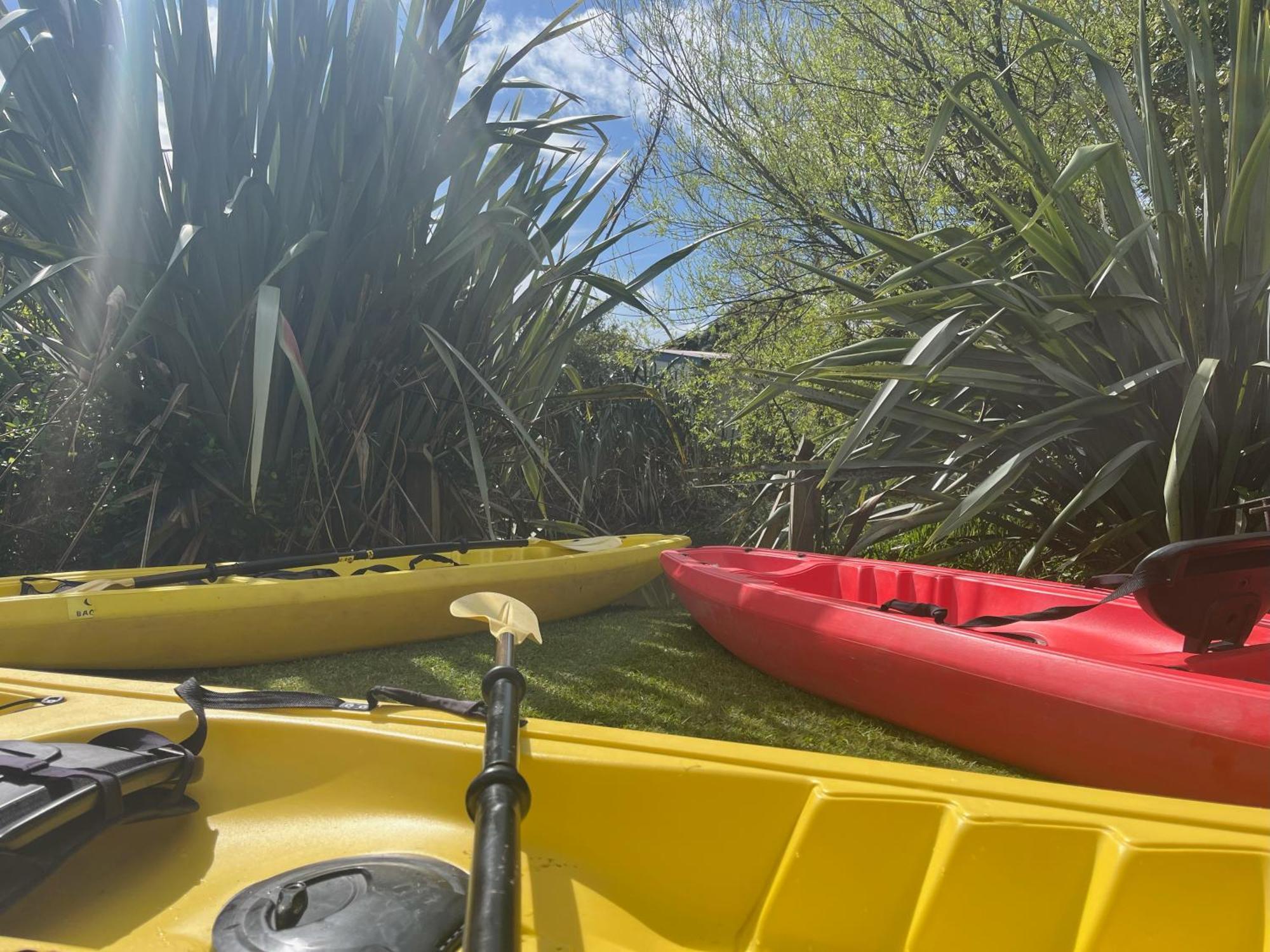 Global Village Travellers Lodge Greymouth Zewnętrze zdjęcie Kayaks at the start of the trip