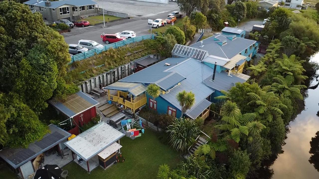 Global Village Travellers Lodge Greymouth Zewnętrze zdjęcie Aerial view of the school