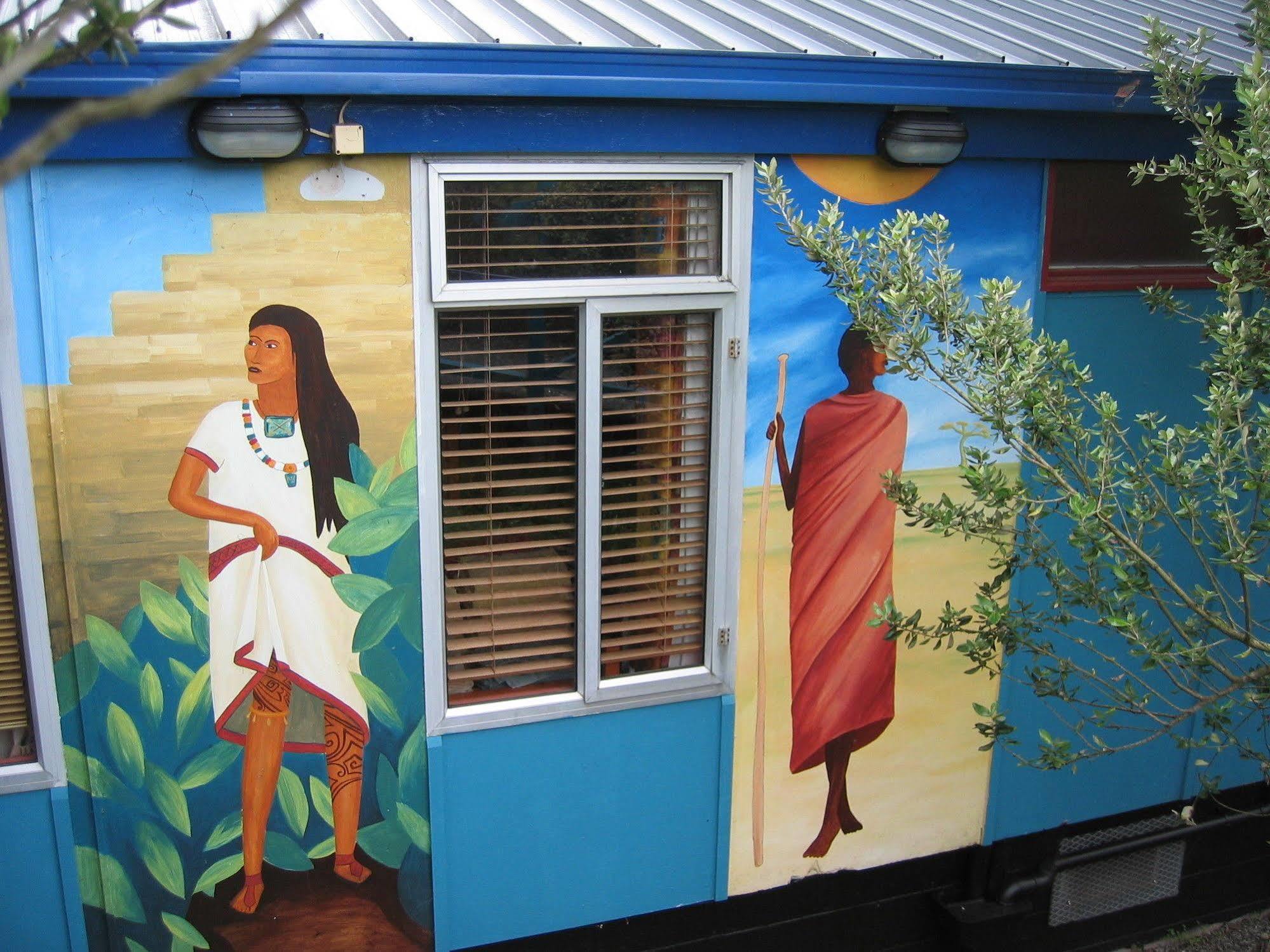 Global Village Travellers Lodge Greymouth Zewnętrze zdjęcie Mural at the International Center