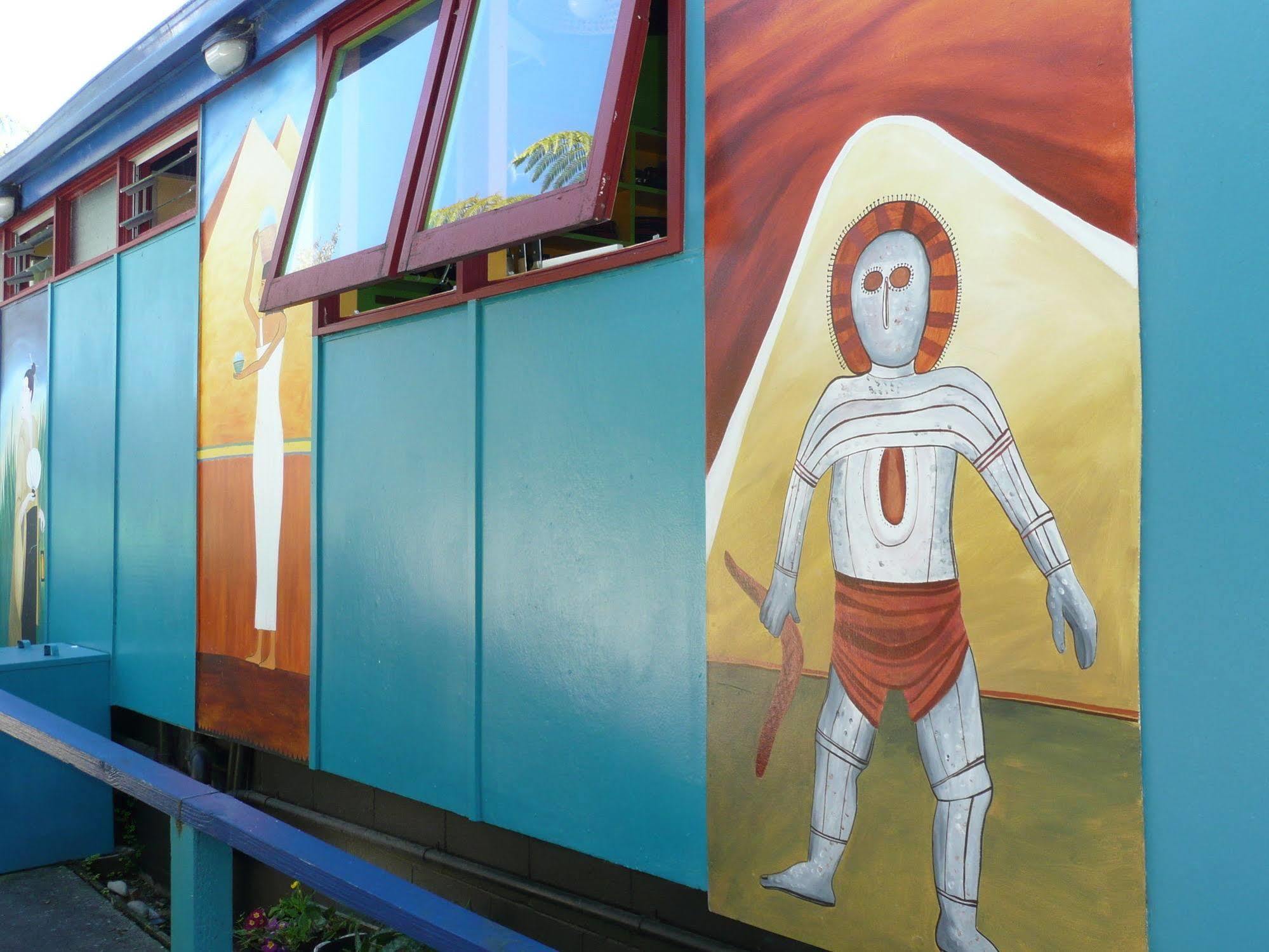 Global Village Travellers Lodge Greymouth Zewnętrze zdjęcie The Tin Man, a character from The Wizard of Oz, is depicted on the side of the Tin Man Motel in Clinesville, Texas.