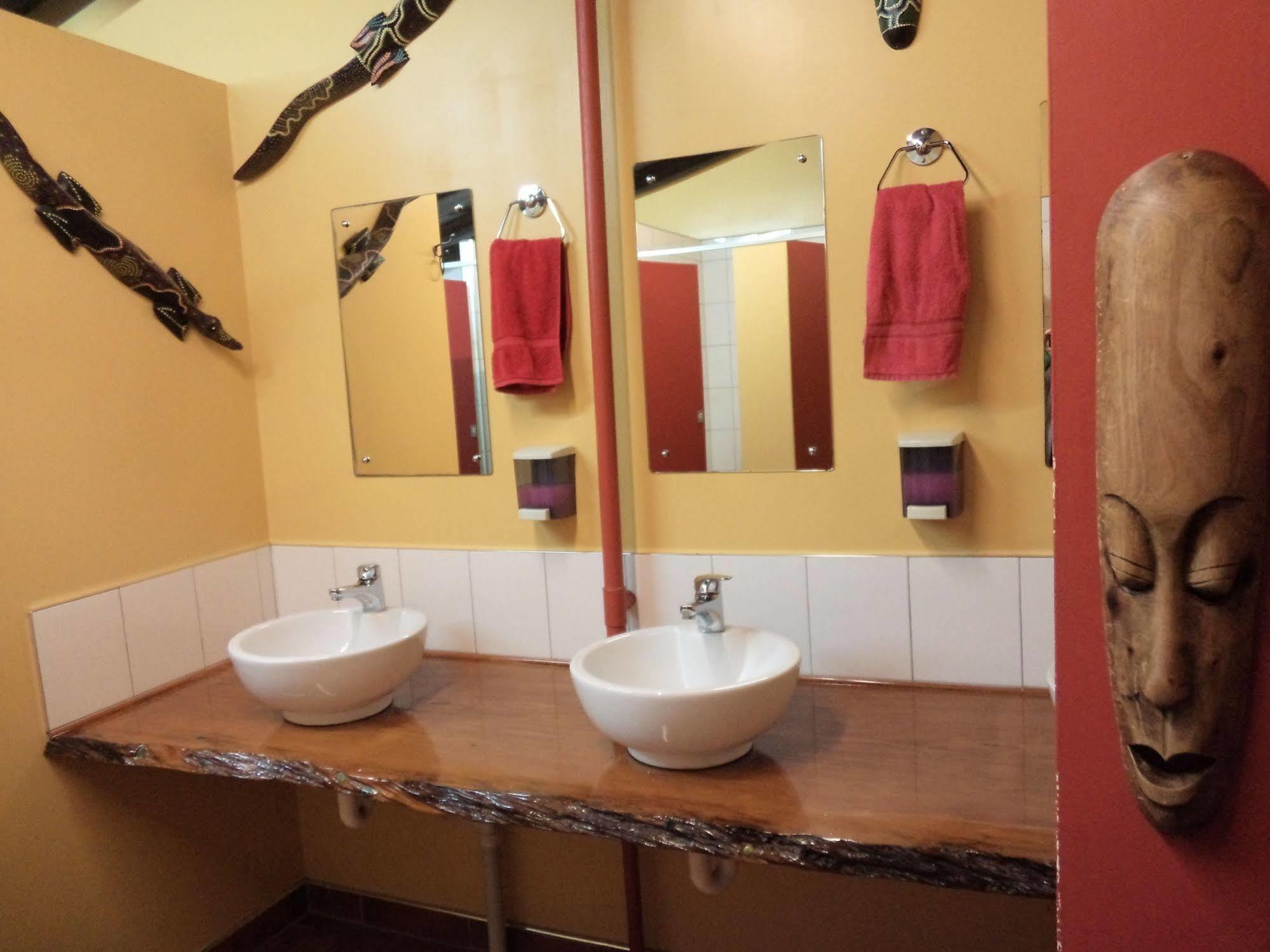 Global Village Travellers Lodge Greymouth Zewnętrze zdjęcie Bathroom at the hotel
