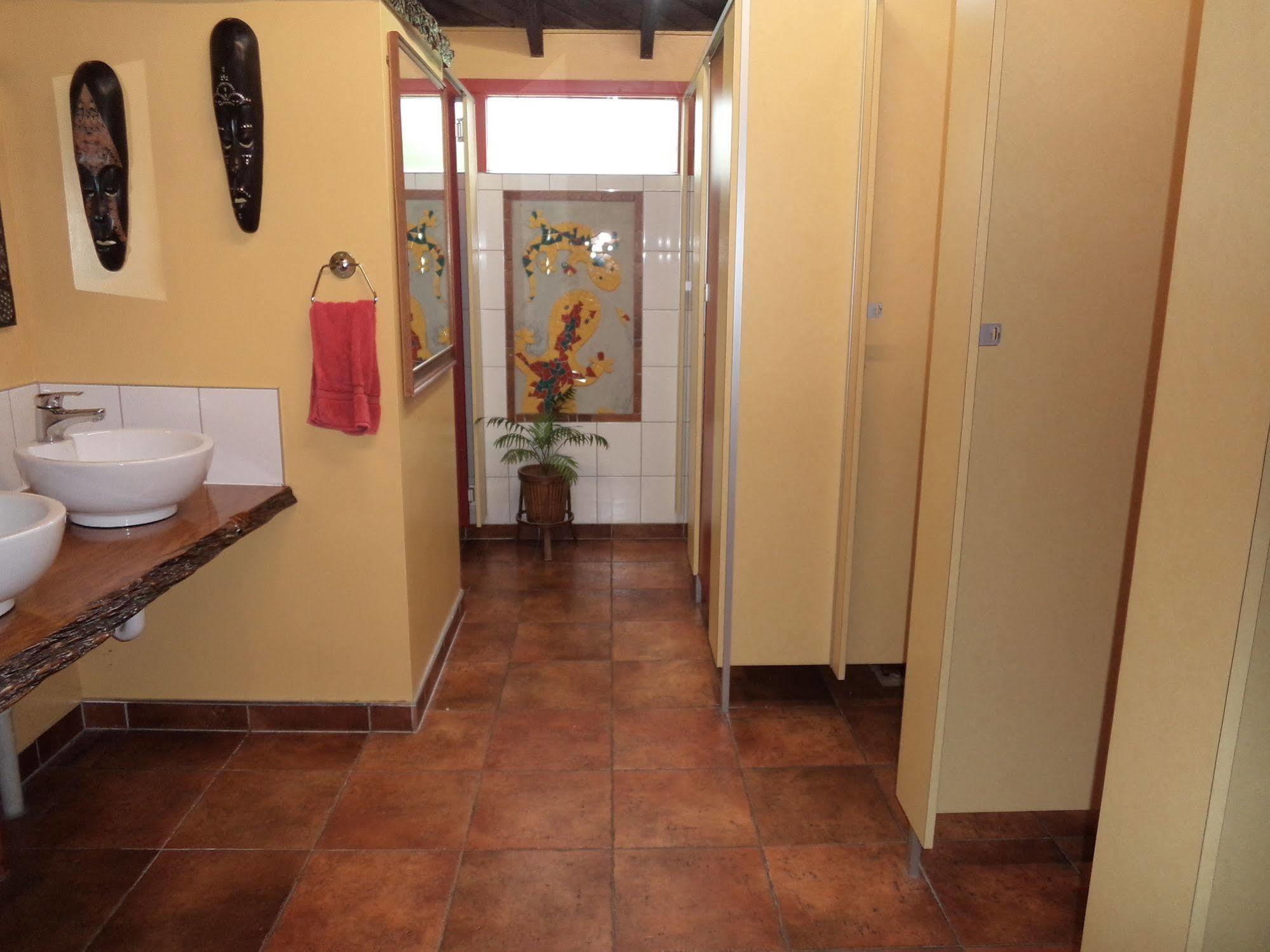 Global Village Travellers Lodge Greymouth Zewnętrze zdjęcie A shower room