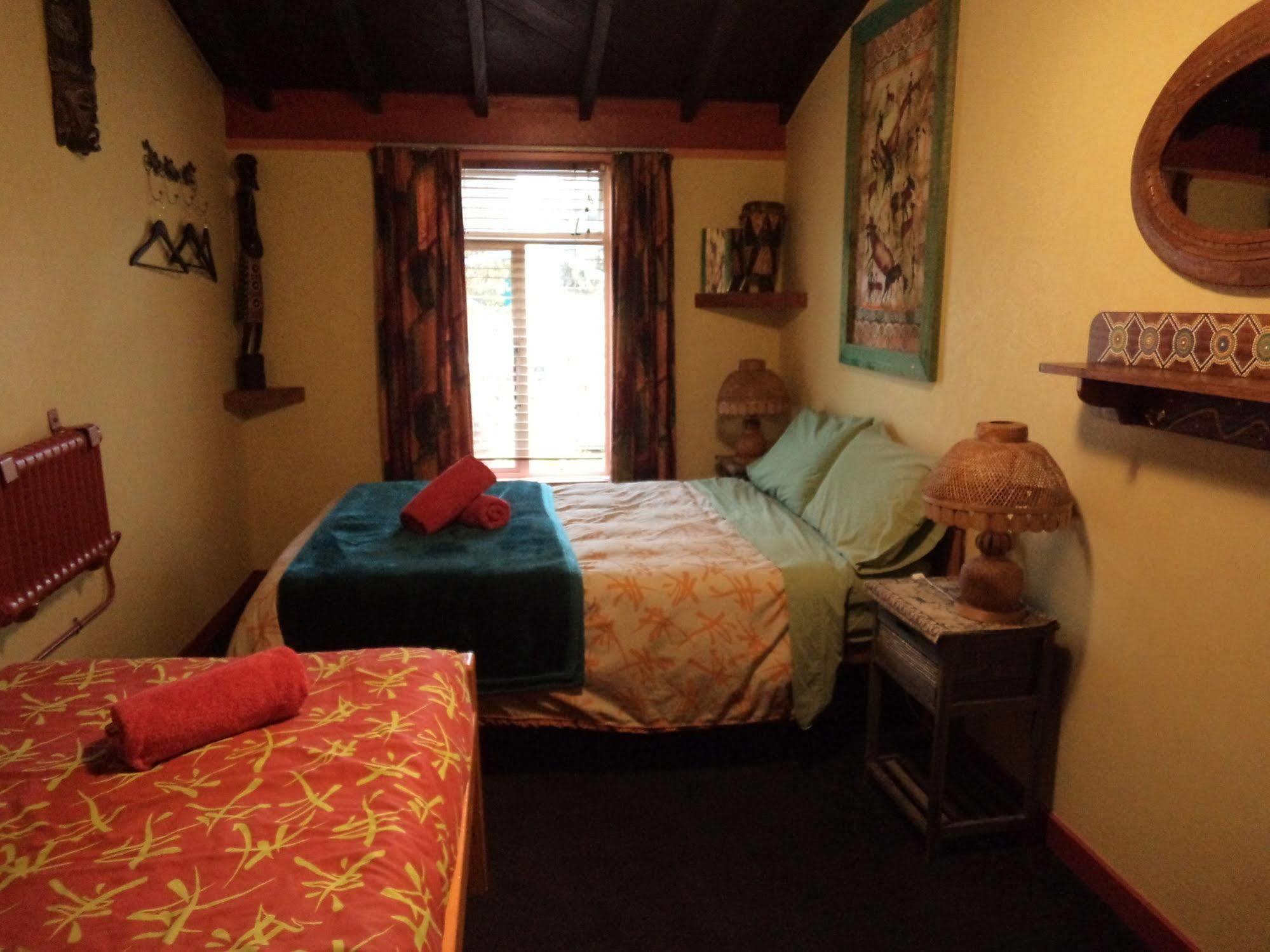 Global Village Travellers Lodge Greymouth Zewnętrze zdjęcie A bedroom at the hotel