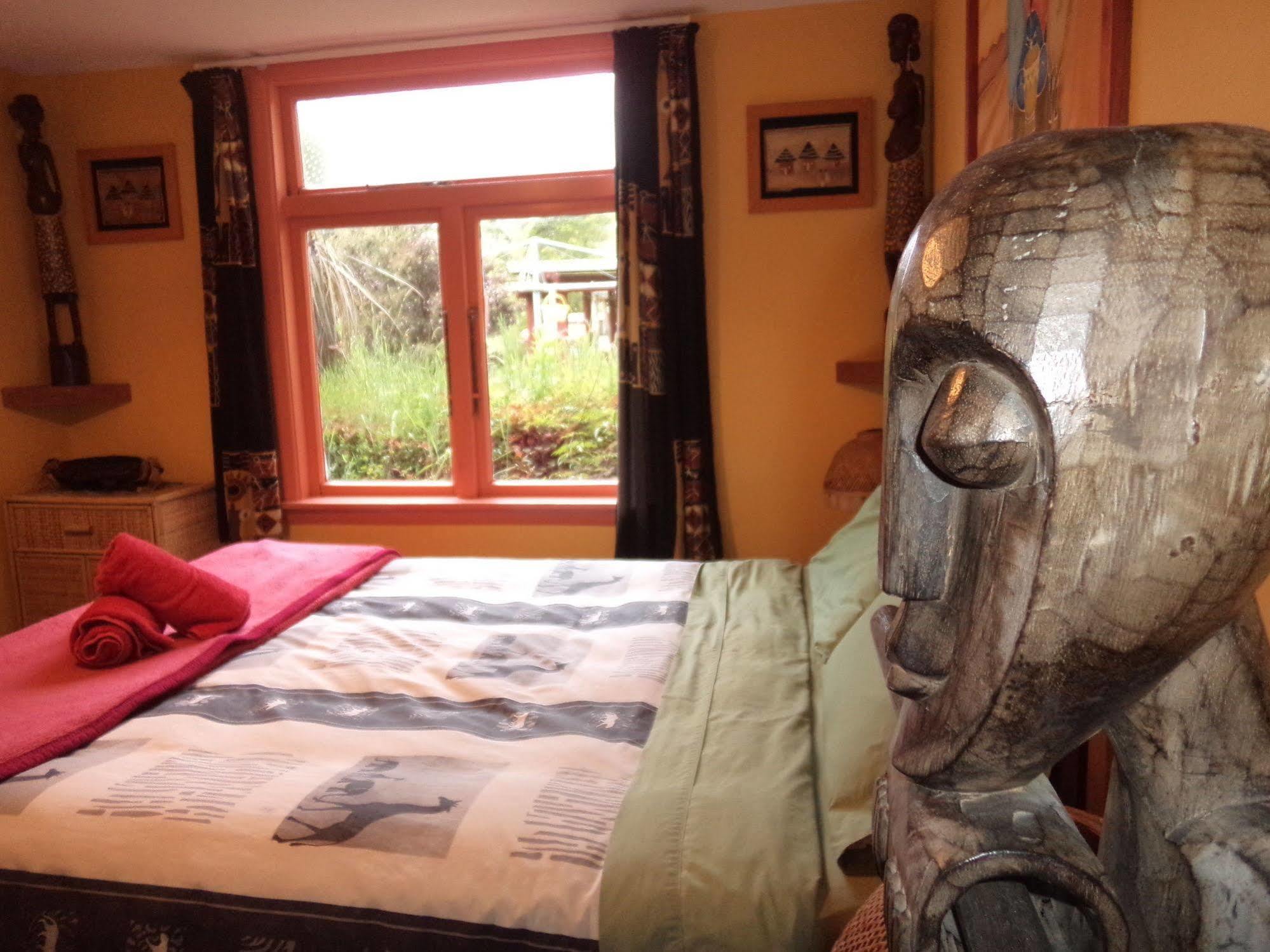 Global Village Travellers Lodge Greymouth Zewnętrze zdjęcie The bedroom at the Treehouse