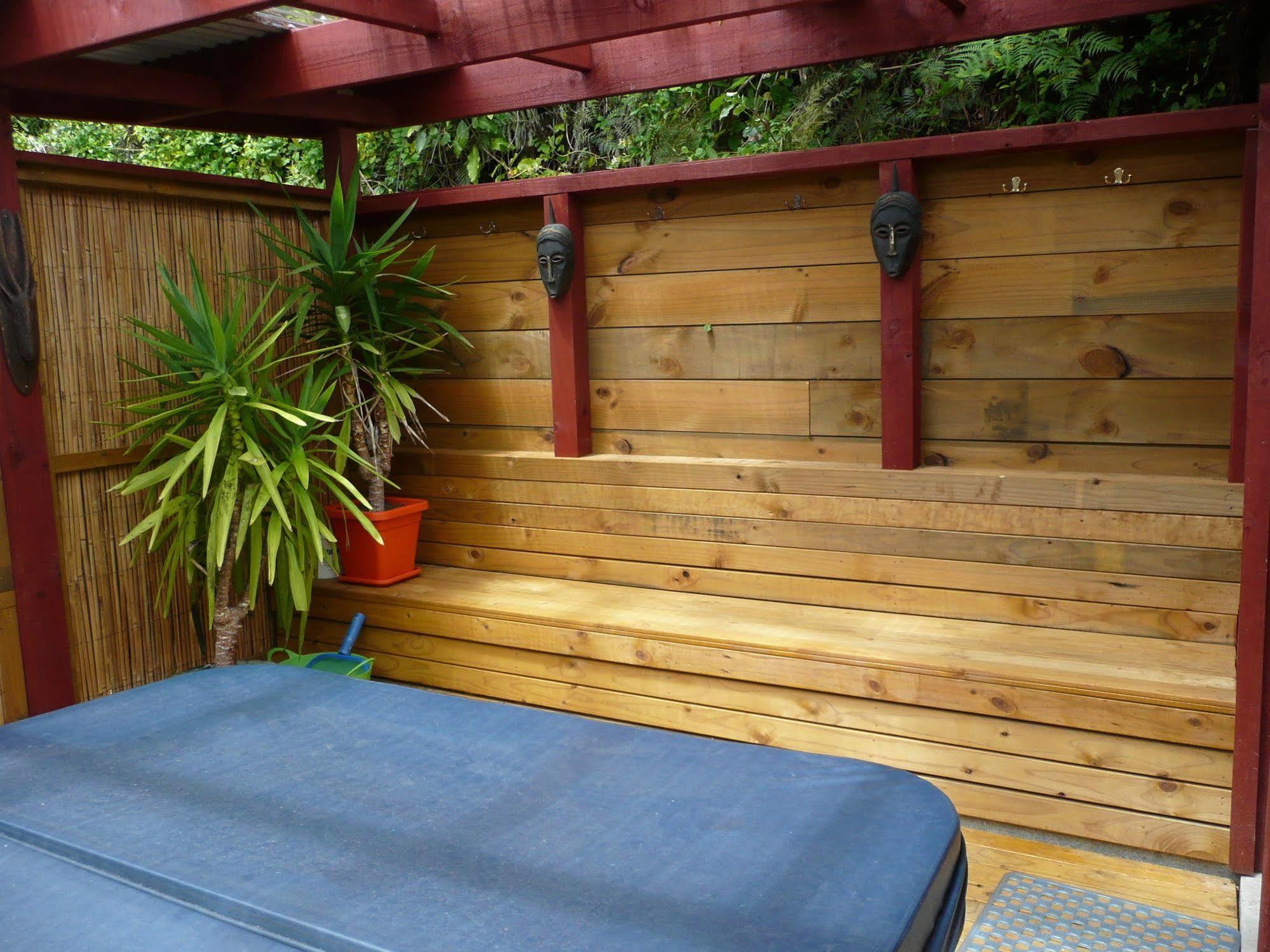 Global Village Travellers Lodge Greymouth Zewnętrze zdjęcie A hot tub